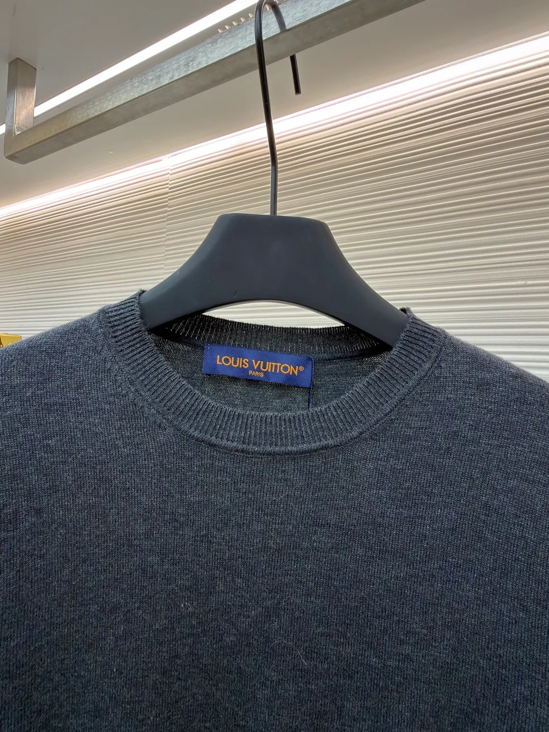 LOUIS VUITTON cuff jacquard cashmere sweater ●Original version: Purchased and developed for 15100 ●Item number: 1681848-A75 ●Fabric: wool blended fabric ●Technology: jacquard knitting ●Color: gray ●Type: fitted version ●Weight: about 370 grams ●Size: S-M-L-XL ●Description: Made of 55% cashmere fabric with 45% cotton. The fabric is soft and comfortable and does not cling to the upper body. The three-dimensional and stylish version can be worn outside or as a base layer. The fabric is washed frequently to fix the pattern and color. The jacquard is made of professional point jacquard on wool looms imported from Germany, and is reproduced from the original 1:1 scanned pattern. This round-neck pullover is made of soft cashmere in trendy tones and features Monogram elements on the ribbed knitted cuffs. It goes well with a variety of looks. The overall wiring is straight and delicate, the fabric is comfortable and soft, and the color is consistent without color difference. It can be matched with the same style to create a fashionable look and control various occasions. Customized accessories, complete with three standards, same style for men and women!
